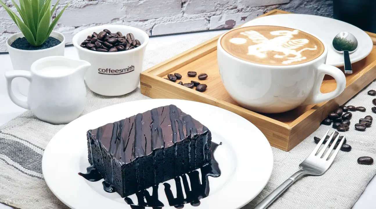 西门 Coffeesmith 餐厅的布朗尼和饮料